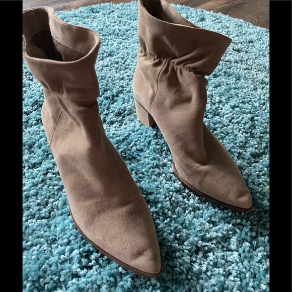 Sole Society Shoes - Pre-owned Sole Society tan leather pull on boots.